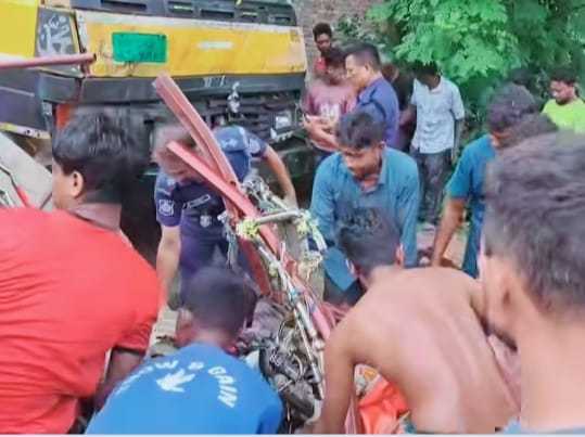 গোবিন্দগঞ্জে মর্মা’ন্তিত সড়ক দুঘ’র্টনা শিশুসহ নিহত-৩